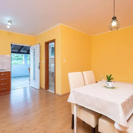 Ivana アパート オレビック